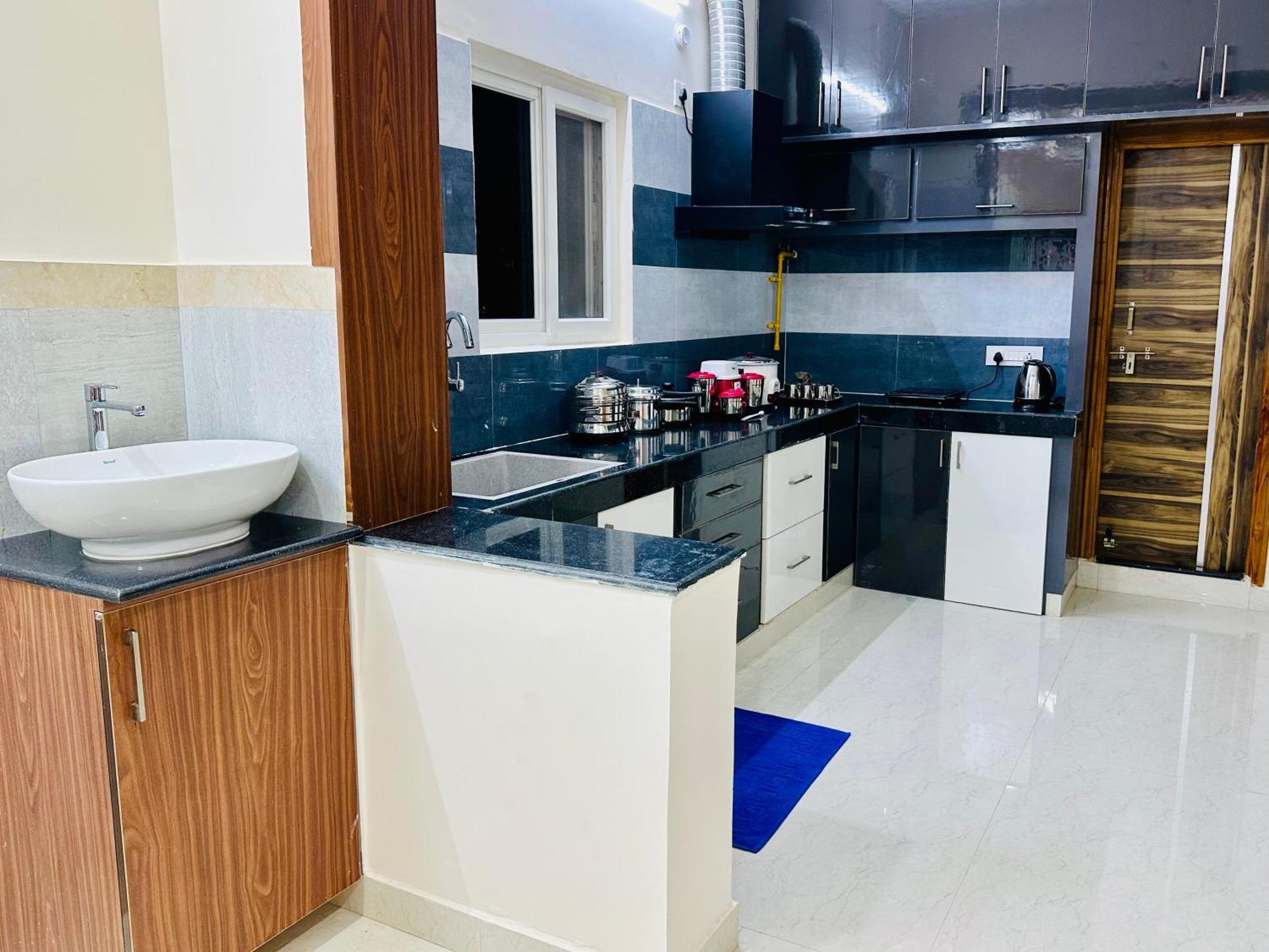 Truelife - 3Bhk Family Suites - Ps4 Pure Veg Restaurant On The Way To Balaji Temple - 2500 Sft Large Signature Apartment - Modular Kitchen - Super Fast Wifi, Smart Tv, 250 Jio Channels - Parking - Easy Access To All Temples - Top Service With Lots Of Тирупати Экстерьер фото
